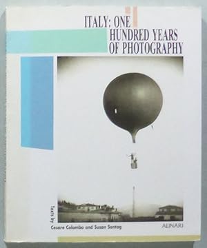 Bild des Verkufers fr Italy: One Hundred Years of Photography. Texts by Cesare Colombo and Susan Sontag. zum Verkauf von Patrik Andersson, Antikvariat.