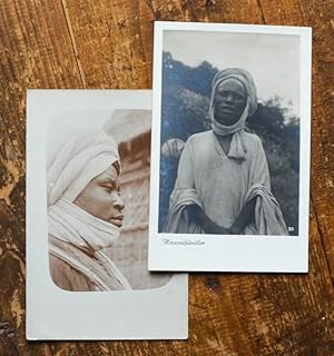 2 Photo-Postkarten mit Portraits, ein Hausa-Händler, ein grosser Herr aus Fumban (Foumban).