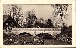 Ansichtskarte / Postkarte Schweiz, Reklame, Chocolat Klaus, Männer auf einer Brücke, Flusspartie