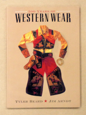 Immagine del venditore per 100 Years of Western Wear. venduto da antiquariat peter petrej - Bibliopolium AG