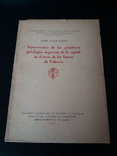 Imagen del vendedor de Supervivencia de los primitivos privilegios orgnicos de la capital en el texto de los Fueros de Valencia. a la venta por Librera El Crabo