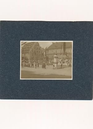 Foto Tirol, 1905, Marktplatz, Denkmal, Fahnenschmuck