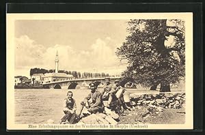 Ansichtskarte Skopje / Ueskueb, Soldaten bei einer Erholungspause an der Wardarbrücke