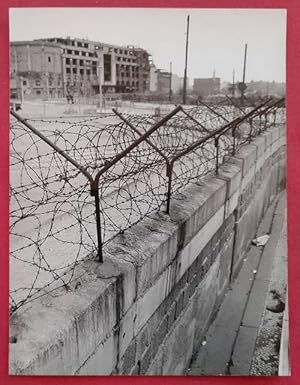 Original-Fotografie von Erich Bauer "Szene an der Berliner Mauer in einer Frühphase" (umseitig St...