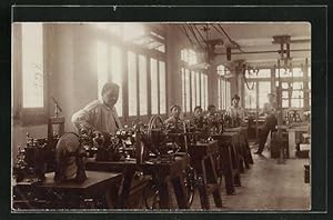 Foto-Ansichtskarte Ansicht einer Werkstatt mit Arbeitern an Maschinen