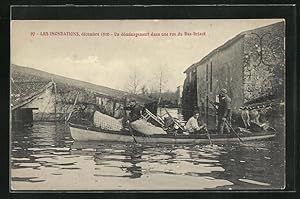 Ansichtskarte Bas-Briacé, Hochwasser / Inondations 1910, Un déménagement dans une rue
