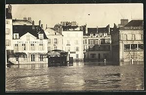 Foto-Ansichtskarte Meaux, Inondations / Hochwasser 1910, Überschwemmte Häuser am Cafe du Commerce