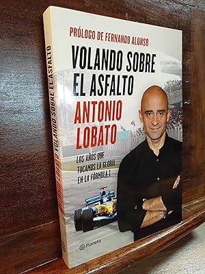 Image du vendeur pour Volando sobre el asfalto mis en vente par Libros Antuano