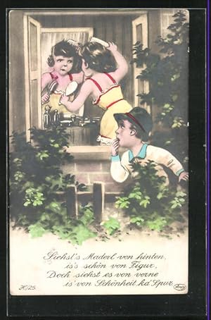 Ansichtskarte Kleiner Junge schaut einem Mädchen durchs Fenster beim Frisieren zu
