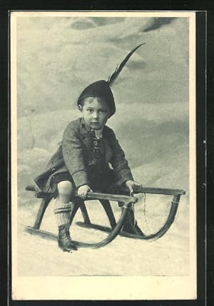 Ansichtskarte Kleiner Junge in Tracht auf einem Schlitten