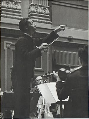 Bild des Verkufers fr Der junge Herbert von Karajan dirigiert in der Alten Berliner Philharmonie in der Bernburger Strae. zum Verkauf von Antiquariat A. Suelzen