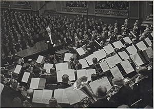 Bild des Verkufers fr Wilhelm Furtwngler dirigiert die Berliner Philharmoniker in der Alten Berliner Philharmonie in der Bernburger Strae. zum Verkauf von Antiquariat A. Suelzen