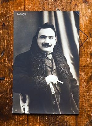 Photo-Postkarte mit Portrait. Caruso (1873-1921) - verso mit kleiner Signatur (?) und Datum.
