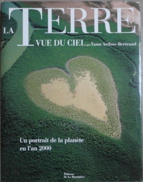 Imagen del vendedor de LA TERRE VUE DU CIEL. Un portrait de la plante en l an 2000. a la venta por Jacques AUDEBERT