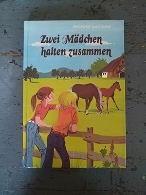 Bild des Verk�ufers f�r Zwei M�dchen halten zusammen zum Verkauf von Versandantiquariat Cornelius Lange