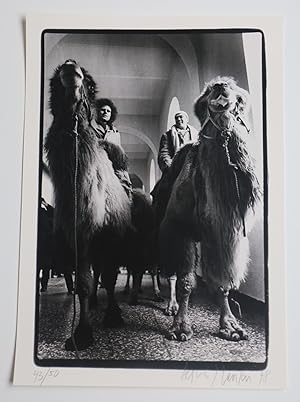 Bernd Jansen, Fotoprint, Uecker und Rinke in den Gängen der Kunstakademie auf Kamelen, 1978