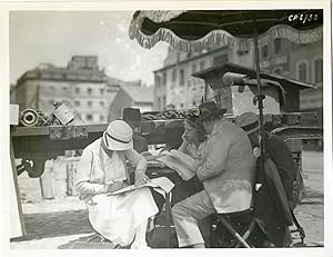 "Inga TIDBLAD, Alexander KORDA, X, et de dos John W. BRUNIUS"  lors du tournage du film "LÄNGTAN ...