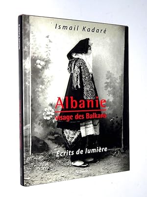 Image du vendeur pour Albanie : visage des Balkans : crits de lumire / photogr. de Pjetr, Kel et Geg Marubi ; texte de Ismail Kadar ; trad. [de l'albanais] par Jusuf Vrioni et Emmanuelle Zbynovsky mis en vente par Librairie Douin