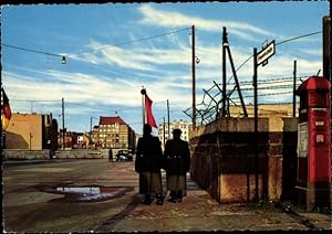 Ansichtskarte / Postkarte Berlin Mitte, Checkpoint Charlie von der westlichen Sektrorengrenze aus...