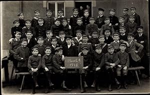 Foto Studentika Ansichtskarte / Postkarte Gruppenbild der Schüler, Real. 4. 1918