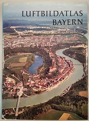 Bild des Verkufers fr Luftbildatlas Bayern. Eine Landeskunde in 72 farbigen Luftaufnahmen. zum Verkauf von KULTur-Antiquariat