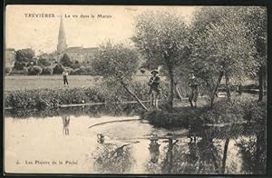 Carte postale Trévières, La vie dans le Marais, pêcheur
