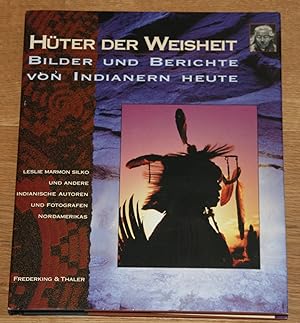Seller image for Hter der Weisheit: Bilder und Berichte von Indianern heute. [Aus dem Amerikanischen von Werner Petermann] for sale by Antiquariat Gallenberger