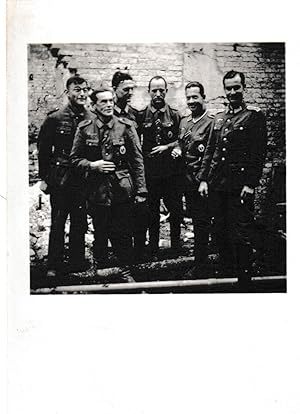Soldatentrupp stehend vor Backsteinwand - Photographie