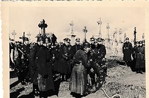 Soldatengruppe vor Häuserfront - Photografie