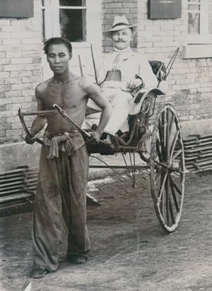 Foto Kiautschou China, Chinesischer Rikschafahrer, Reicher Europäer, Hut