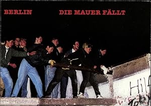 Ansichtskarte / Postkarte Berlin, junge Männer beim Abriss der Mauer nach dem 9. November 1989, D...