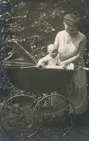 Foto Ansichtskarte / Postkarte Kinderwagen, Mutter, Kind