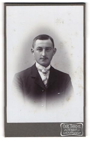 Bild des Verkufers fr Fotografie Carl Bhme, Altenburg, Portrait junger Herr in Anzug mit Krawatte zum Verkauf von Bartko-Reher