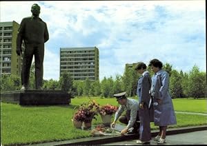 Bild des Verkufers fr Ansichtskarte / Postkarte Kosmosflug UdSSR DDR, Sigmund Jhn mit Frau und Tochter, Gagarin Denkmal Swjosdny Gorodok zum Verkauf von akpool GmbH