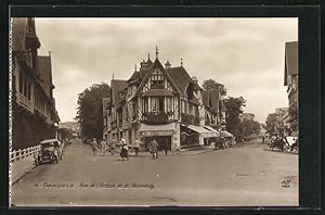 Carte postale Deauville, Rue de l`Ecluse et du Normandy, vue de la rue