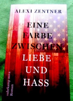 Bild des Verkufers fr Eine Farbe zwischen Liebe und Hass. Roman. Aus dem amerikanischen Englisch von Werner Lcher-Lawrence. zum Verkauf von Versandantiquariat Sabine Varma