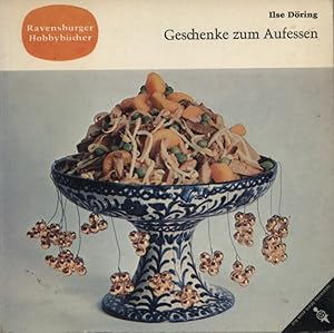 Bild des Verkufers fr Geschenke zum Aufessen : Fr Feinschmecker u. Geniesser selbstgekocht, gebacken u. dekoriert. [Mit 4 farb. u. 41 einfarb. Foto-Abb. sowie 27 Zeichn. von Jutta Kirsch-Korn] / Ravensburger Hobbybcher zum Verkauf von Versandantiquariat Ottomar Khler