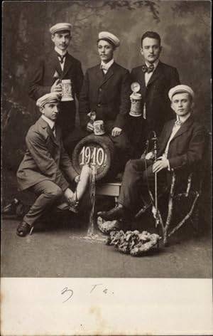 Studentika Foto Ansichtskarte / Postkarte Junge Studenten mit Biergläsern, 1910