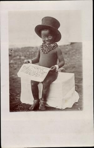 Foto Ansichtskarte / Postkarte Kleiner farbiger Junge mit Zylinder und Zeitung