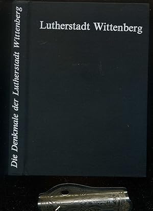 Bild des Verkufers fr Die Denkmale der Lutherstadt Wittenberg., In der Reihe: Die Denkmale im Bezirk Halle. Im Auftrag des Ministeriums fr Kultur der DDR herausgegeben. Mit Beitrge von Peter Findweisen, Hans Gringmuth-Dallmer, Sibylle Harksen und Erhard Voigt. zum Verkauf von Umbras Kuriosittenkabinett