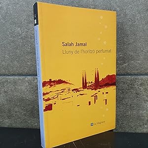 Seller image for Lluny de l'horitzo perfumat (OTROS LA MAGRANA) (Catalan Edition). SALAH JAMAL. for sale by Lauso Books