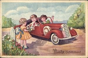 Bild des Verkufers fr Ansichtskarte / Postkarte Glckwunsch, Hartelijk Gefeliciteerd, Kinder im roten Auto, Blumen zum Verkauf von akpool GmbH