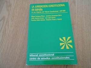 Seller image for La jurisdiccin constitucional en Espaa. La Ley Orgnica del Tribunal Constitucional: 1979-1994. (Coloquio Internacional. Madrid, 13 y 14 de octubre de 1994) for sale by Librera Camino Bulnes