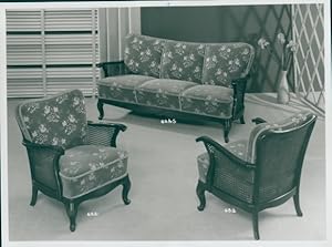 Bild des Verkufers fr Foto Geblmte Wohnzimmermbel, Sitzgruppe, Sofa 632 S, Sessel 632, 50er Jahre, Reklame zum Verkauf von akpool GmbH