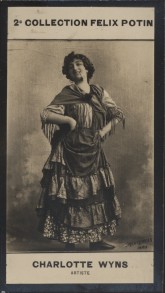 Photographie de la collection Félix Potin (4 x 7,5 cm) représentant : Charlotte Wyns, chanteuse d...
