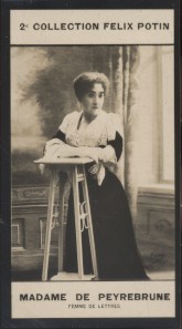 Photographie de la collection Félix Potin (4 x 7,5 cm) représentant : Madame Georges de Peyrebrun...