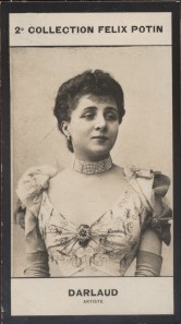 Photographie de la collection Félix Potin (4 x 7,5 cm) représentant : Jeanne Darlaud, comédienne....