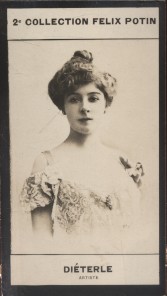 Photographie de la collection Félix Potin (4 x 7,5 cm) représentant : Amélie Diéterle, artiste ly...