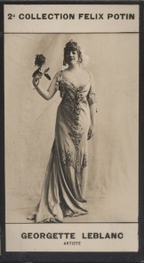 Photographie de la collection Félix Potin (4 x 7,5 cm) représentant : Georgette Leblanc-Maeterlin...