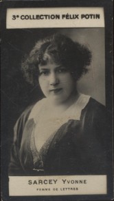 Photographie de la collection Félix Potin (4 x 7,5 cm) représentant : Yvonne Sarcey, femme de let...